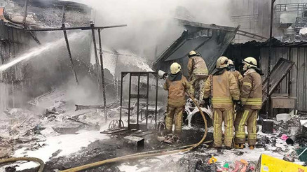 Avcılar’da atık deposunda yangın: 2 kişi hastaneye kaldırıldı