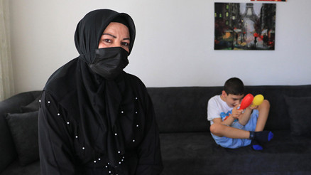 Babasının terk ettiği engelli Emirhana teyzesi annelik yapıyor