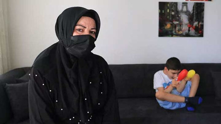 Babasının terk ettiği engelli Emirhana teyzesi annelik yapıyor