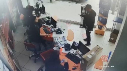 Kargo teslimat kodunu paylaşınca... 100 bin TLlik bilgisayarı böyle çaldı Kargo teslimat kodunu paylaşınca... 100 bin TLlik bilgisayarı böyle çaldı