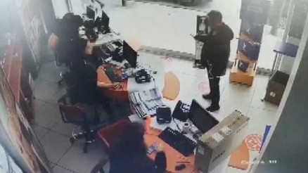 Kargo teslimat kodunu paylaşınca... 100 bin TLlik bilgisayarı böyle çaldı Kargo teslimat kodunu paylaşınca... 100 bin TLlik bilgisayarı böyle çaldı