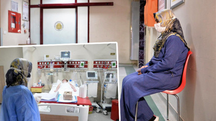 10 yıldır her gün yoğun bakım kapısında çocuğunu bekliyor... Her gün anne sevgisini alsın istiyorum