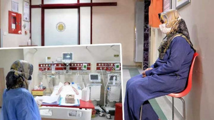 Yoğun bakım kapısında 10 yıldır çocuğunu bekliyor