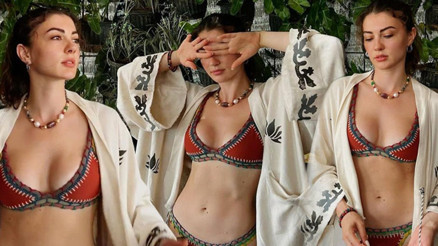 Burcu Özberkin bikinili pozlara beğeni yağdı