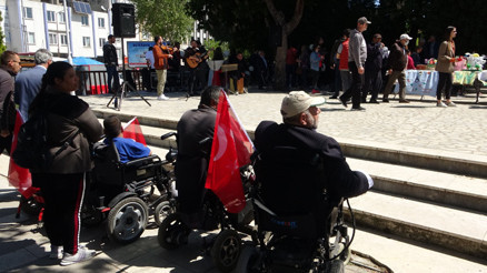 Keşanda engelliler için düzenlenen programda merdiven engeli