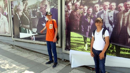 Avcılarda Atatürk posterlerine saldırı: 2 genç engelledi
