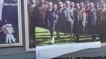 Atatürk posterlerini yırtanları 2 genç engelledi