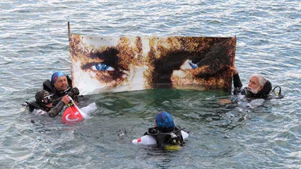 Kadıköyde 19 Mayıs coşkusu... Denizde Atatürk portresiyle Türk Bayrağı açtılar