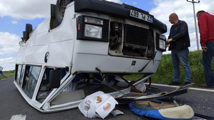 Edirnede feci kaza: Minibüs içindeki yolcularla ters döndü