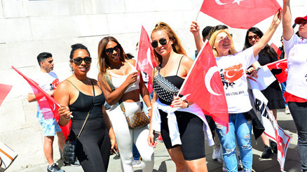Trafalgar Meydanı’nda 19 Mayıs coşkusu