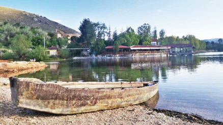 Uzun yol gezginlerini dinlendiren göl