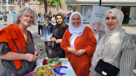 ‘Buyurun Ben Müslümanım’ diyerek binlerce gül dağıttılar ‘Buyurun Ben Müslümanım’ diyerek binlerce gül dağıttılar