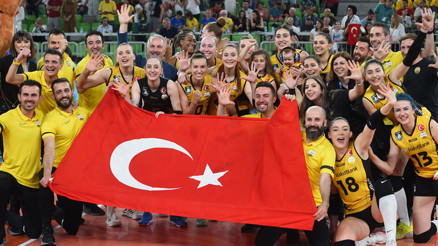 Son Dakika: VakıfBank, CEV Şampiyonlar Ligi şampiyonu Imoco Volleyi 4 sette devirdik