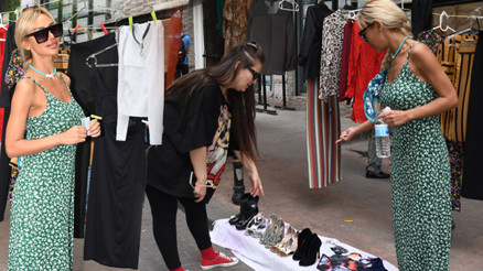 Ünlü isim sokağa tezgâh açtı