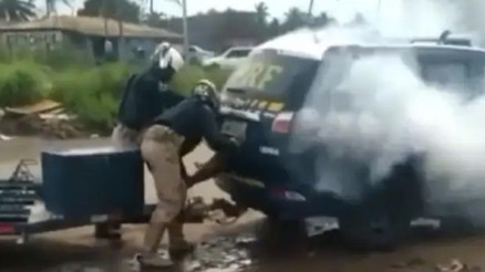 Brezilyayı sarsan olay  Polisin gaz bombası atıp zorla bagaja soktuğu siyahi öldü