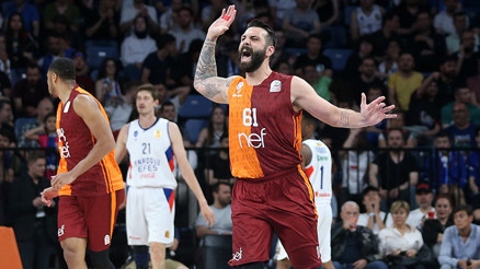 Aslan’dan Efes’e pençe