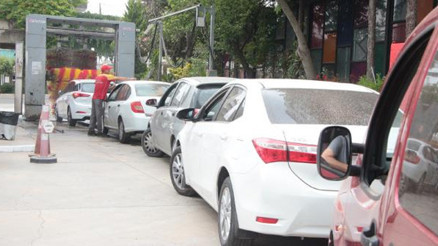 Adanada toz taşınımı nedeniyle oto yıkamacılarda kuyruk oluştu