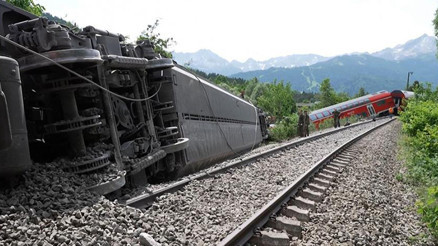 Son dakika: Almanyada tren raydan çıktı... Ölü ve yaralılar var