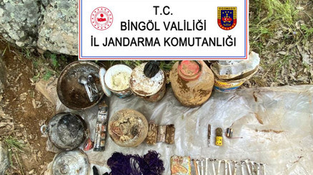 Bingöl’de teröristlerin 2 sığınağı imha edildi