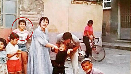 Yıllar sonra büyüdüğü mahalleye döndü... Aynı pozu verdi