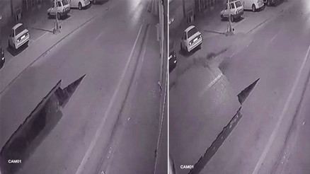 Adanada şaşkına çeviren görüntü Su borusu patladı, yol böyle yarıldı