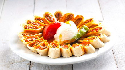 Gelinim Mutfakta kebap çatlatan nasıl yapılır Kebap çatlatan yufkalı rulo köfte tarifi