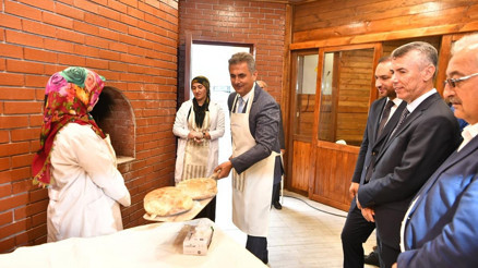 Resim yaptı ekmek pişirdi