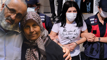 Büyükşen çifti cinayetinde azmettirici Esra Taş, annesinden hakim ve savcının dilini bağlama büyüsü yapmasını istemiş Büyükşen çifti cinayetinde azmettirici Esra Taş, annesinden hakim ve savcının dilini bağlama büyüsü yapmasını istemiş