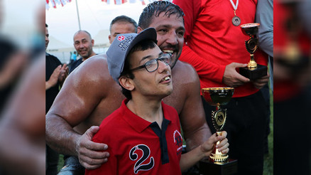 Hüseyin Pehlivan Yağlı Güreşlerinin şampiyonu Recep Kara oldu