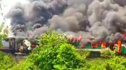 Bangladeş’te korkunç yangın Tren alev alev yandı