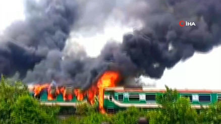 Bangladeş’te tren alev alev yandı