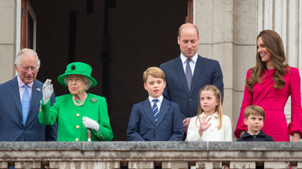Prens Charles ve Prens William, Kraliçeyi ikna edip ortanca prensi saf dışı bırakmışlar: Taht oyunları