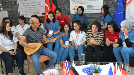 Dr. Gürsoy’dan öğrencilere: ‘Ne iş yaparsanız yapın, işinizi aşkla yapın’