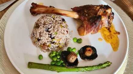 Davet sofraları için enfes bir tarif: Taze otlu incik