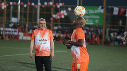 Yattara ve Ümit Karan, Şanlıurfalı çocuklarla top oynadı