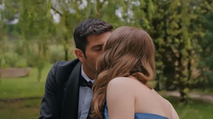 Camdaki Kız sezon finali izle: Camdaki Kız 47. son bölüme Nalanın Hayriyi öpmesi damga vurdu