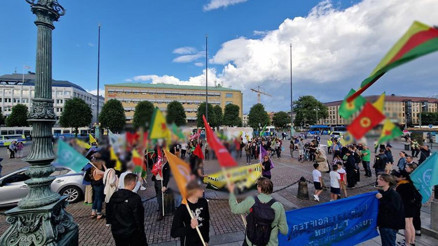 NATO müzakereleri devam ederken PKK/YPG yandaşları İsveç’te sokağa indi