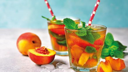 Güneş tepede, serinleten çaylar bardakta Güneş tepede, serinleten çaylar bardakta