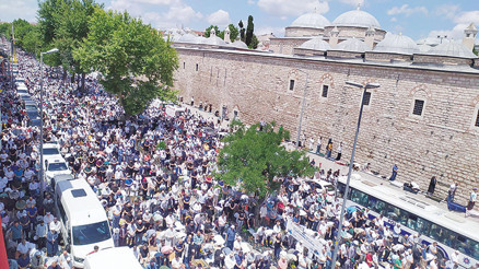 Mahmut Ustaosmanoğlu toprağa verildi... Fatih’te binlerce kişilik uğurlama Mahmut Ustaosmanoğlu toprağa verildi... Fatih’te binlerce kişilik uğurlama