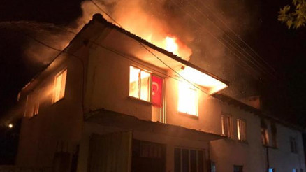Yangında evi küle döndü... Şehit babasının evi yeniden yapılacak