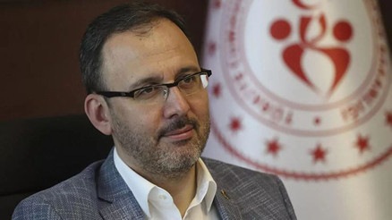 Bakan Kasapoğlu, Gazi Koşusu’nu kazanan Özcan Yıldırım’ı tebrik etti