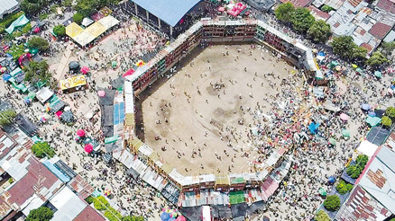 Arenada facia Tribün yıkıldı: 5 ölü