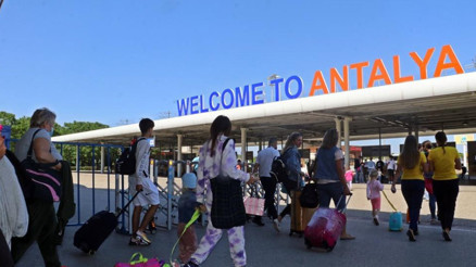 Antalya Havalimanından rekor: Bir günde bin 3 uçak inip kalktı
