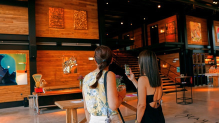 Alaçatı’da yaz neşesiyle dolu bir sanat buluşması