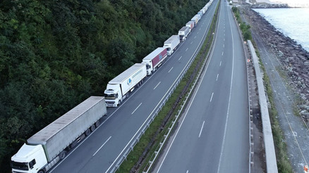 Heyelan sahasındaki TIR kuyruğunda korkulu bekleyiş: Can güvenliğimiz yok