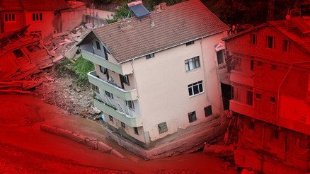 Şaşkına çeviren olay 24 yıl önceki selde de yan yatan binanın kriko ile düzeltildiği ortaya çıktı