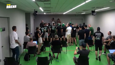 Ljubljana taraftarları, Rieranın basın toplantısını bastı