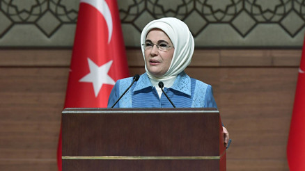 Emine Erdoğan: Koruyucu ailelerin kanatları altındaki çocuklarımızın sayısının, 8 bin 723’e yükseldiğini söylemekten büyük mutluluk duyuyorum Emine Erdoğan: Koruyucu ailelerin kanatları altındaki çocuklarımızın sayısının, 8 bin 723’e yükseldiğini söylemekten büyük mutluluk duyuyorum