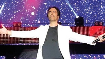 Mahsun terleyince Demet Akalın yetişti