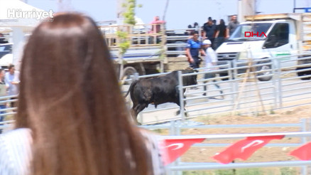 Kesim sırasında kaçan boğa, kalabalığın arasına koştu